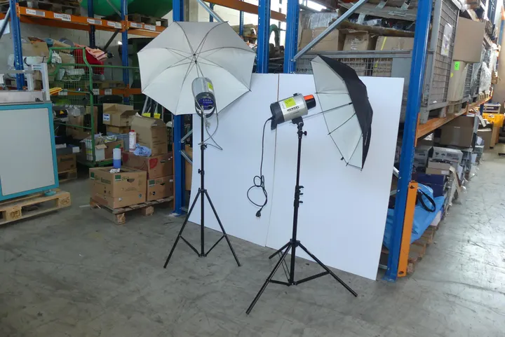 2x Hensel Expert Pro 500 Studioblitze mit Stativen und Schirmen Modell: Expert Pro 500